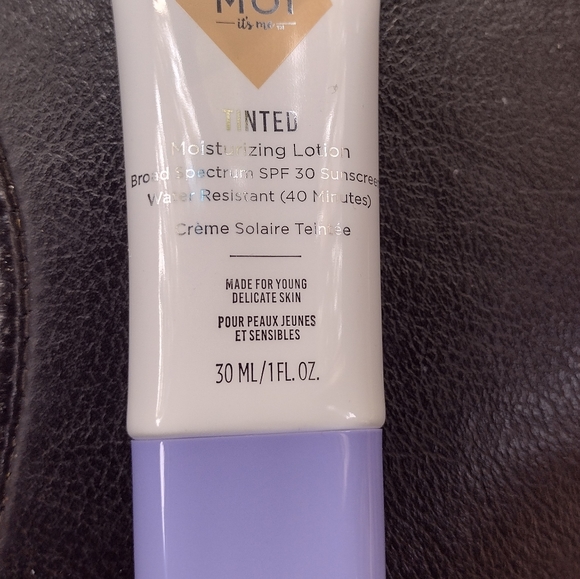 C'EST ΜΟΙ it's meTINTEDMoisturizing - Picture 4 of 7